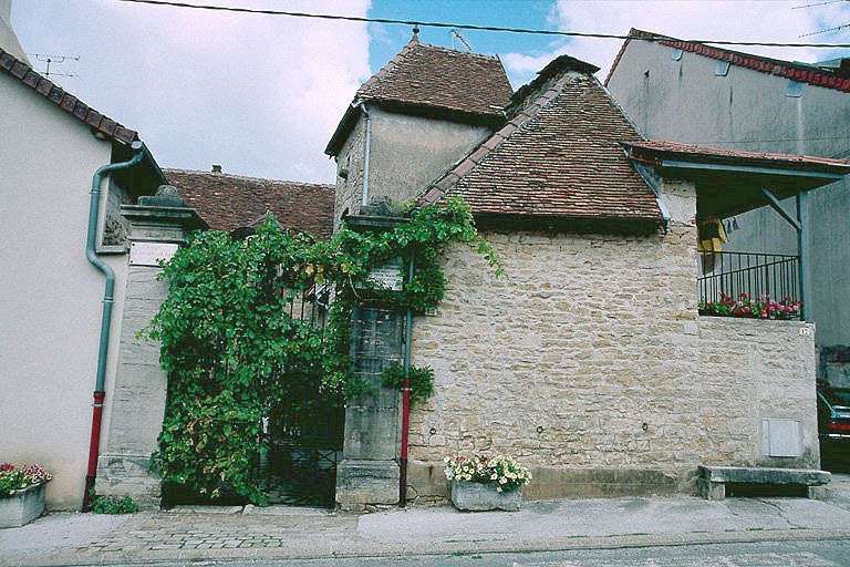 Vue depuis la rue au sud-ouest.