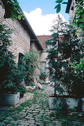 Cour vue depuis le portail.