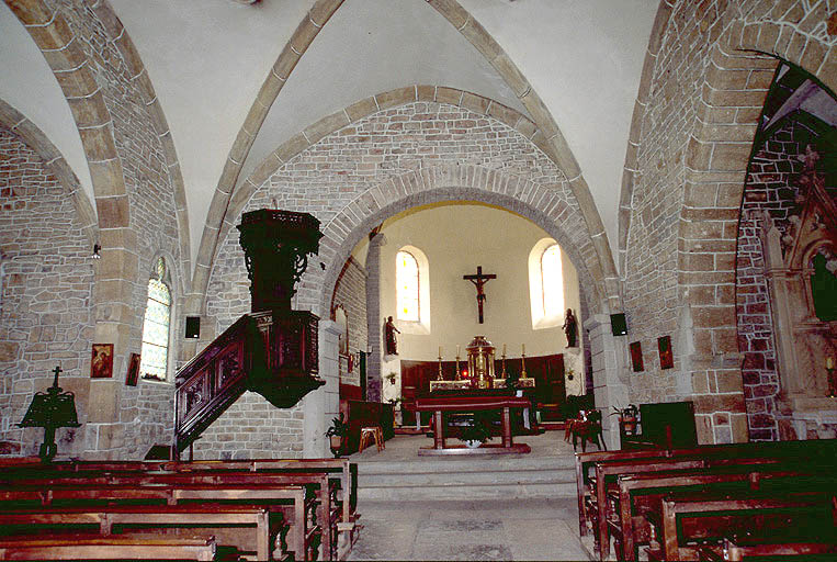 Nef et choeur vus depuis l'entrée.