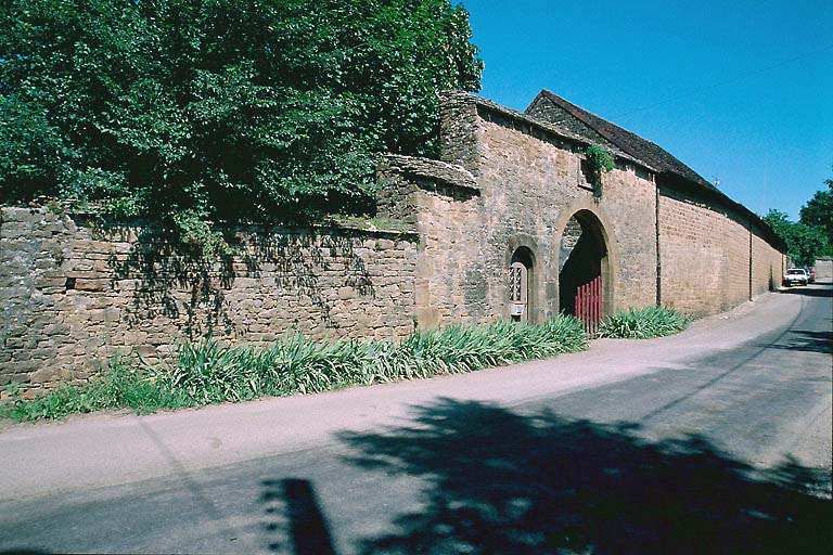 Portail et bâtiment des communs vus depuis la rue au sud.