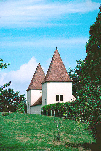 Corps de bâtiment sud avec les tours carrées.