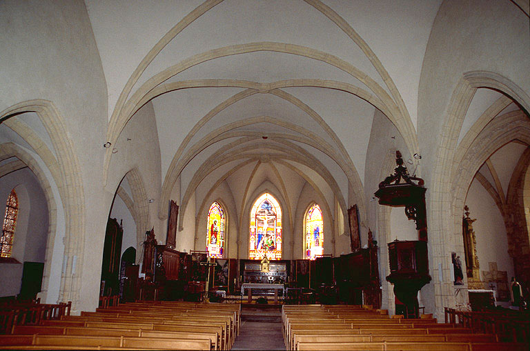 Nef et choeur vus depuis l'entrée.