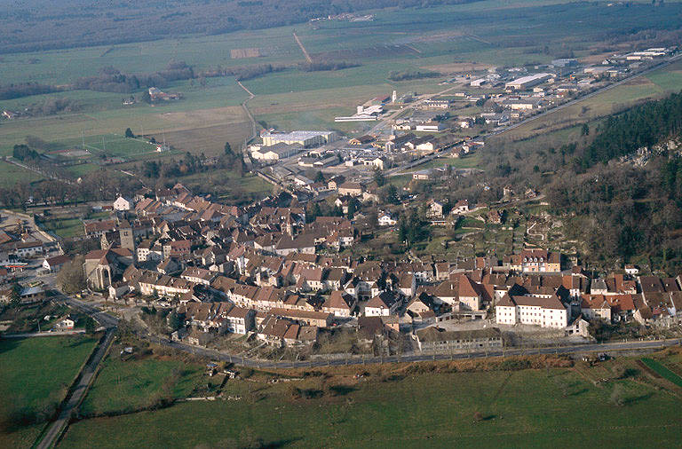 Vue aérienne de la ville depuis l'est.