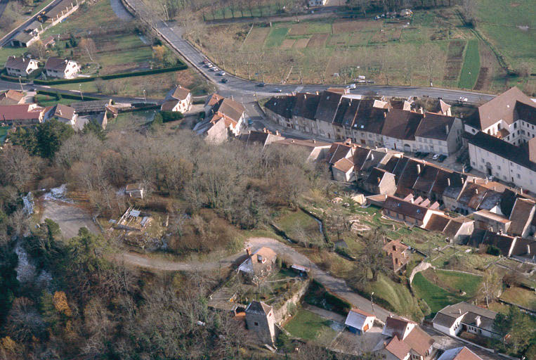 Vue aérienne du château depuis l'ouest.