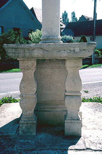 Table du côté ouest du piédestal.