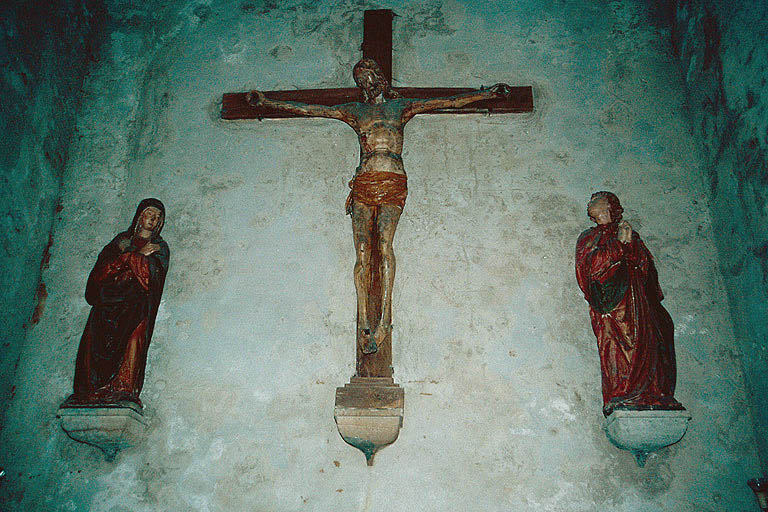 Christ en croix la Vierge et saint Jean : statue 15ème siècle.