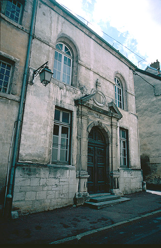 Façade antérieure avec la porte.