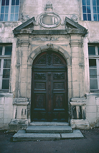 Façade antérieure : porte.