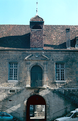 Baillage : façade antérieure sur la cour.