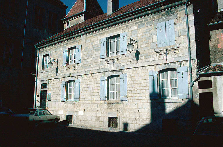 Bâtiment des prisons : façade sur cour.