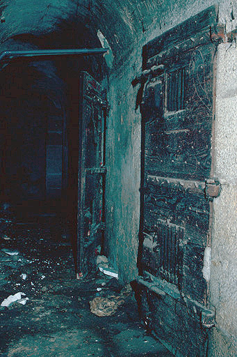 Bâtiment des prisons, sous-sol : portes de cellules.