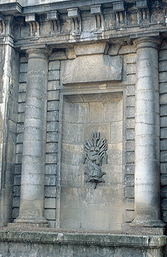 Travée centrale avec niche de la fontaine, précédée par le bassin.