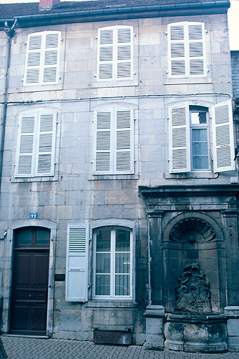 Vue d'ensemble avec la façade de la maison.