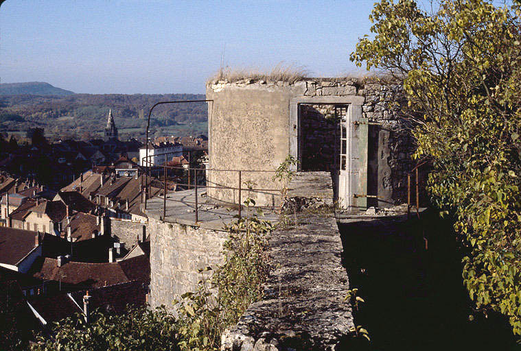 Tour et enceinte sur Boussière : partie supérieure (19e siècle) vue depuis l'est.