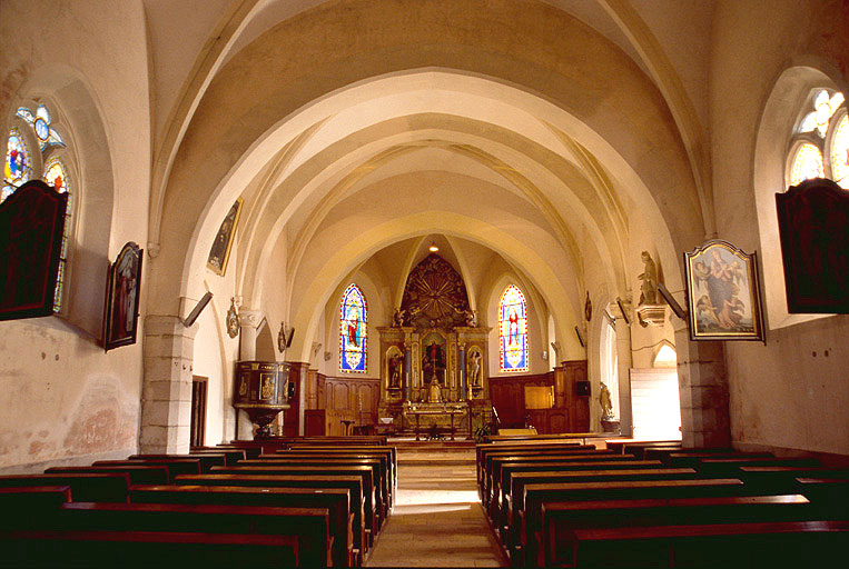 Nef et choeur vus depuis l'entrée.