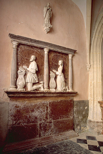 Chapelle latérale droite : tombeau de Guillaume de Visemal et de Marie de Chaussin, marbre 16ème siècle.