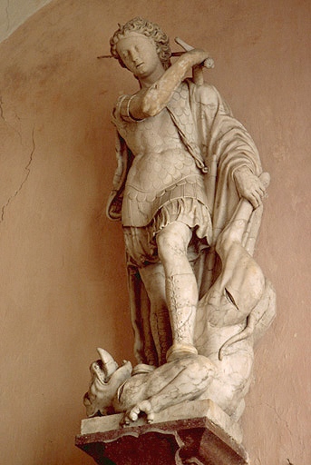 Chapelle latérale droite : statue en marbre de saint Michel et le dragon, 16ème siècle.