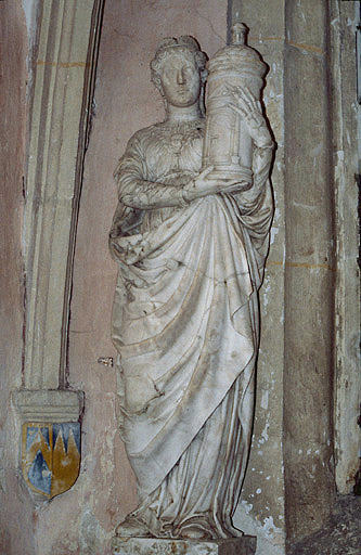 Chapelle latérale droite : statue en marbre de sainte Barbe, 16ème siècle.