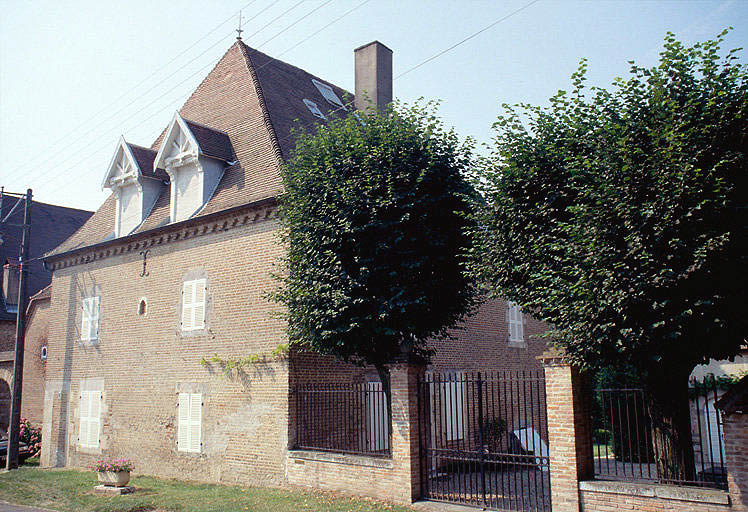 Corps de logis : façade sur rue : entrée dans la cour.