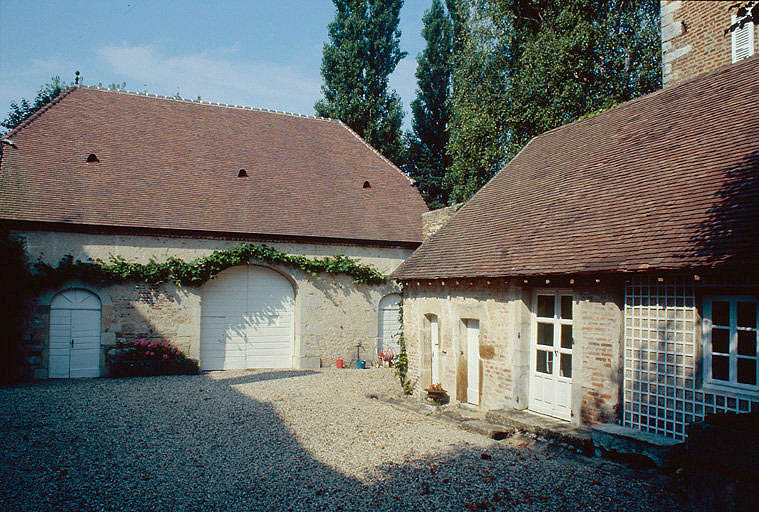 Bâtiment de grange et écuries et bâtiment de communs : façades sur cour.