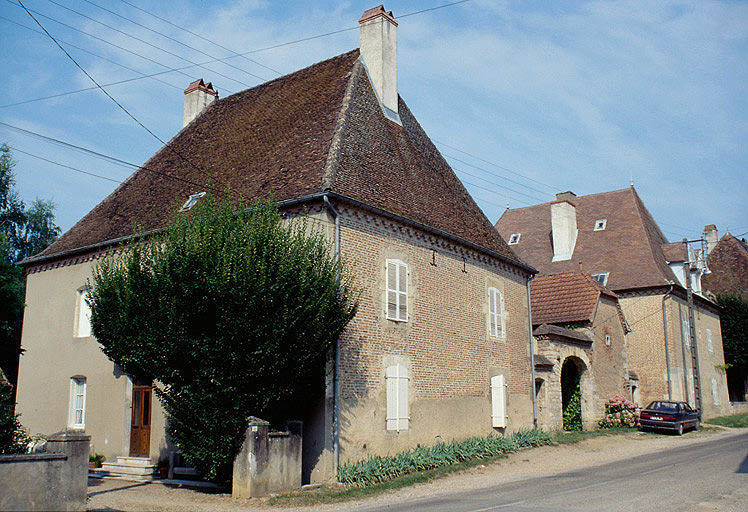 Corps de logis, portail et bâtiment des communs : façades sur cour et sur rue.