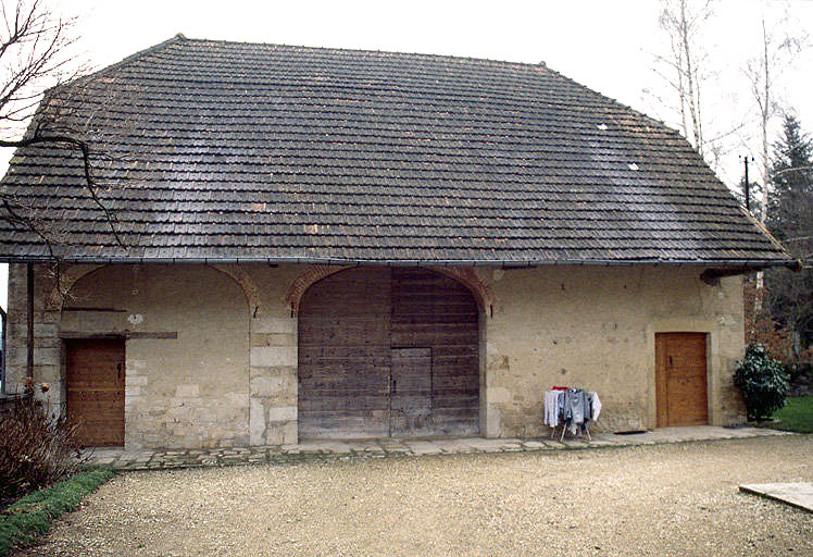 Bâtiment de grange et écuries : façade antérieure sur cour.