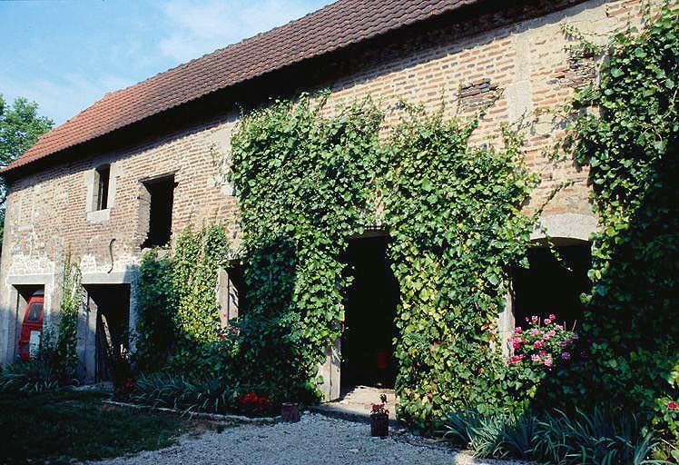 Communs : façade antérieure sur cour.