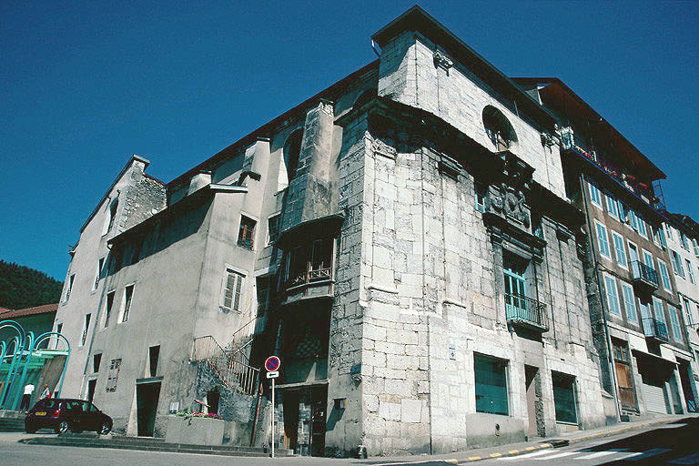 Façades latérale gauche et antérieure.