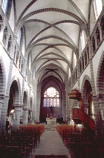 Nef et choeur vus depuis l'entrée.