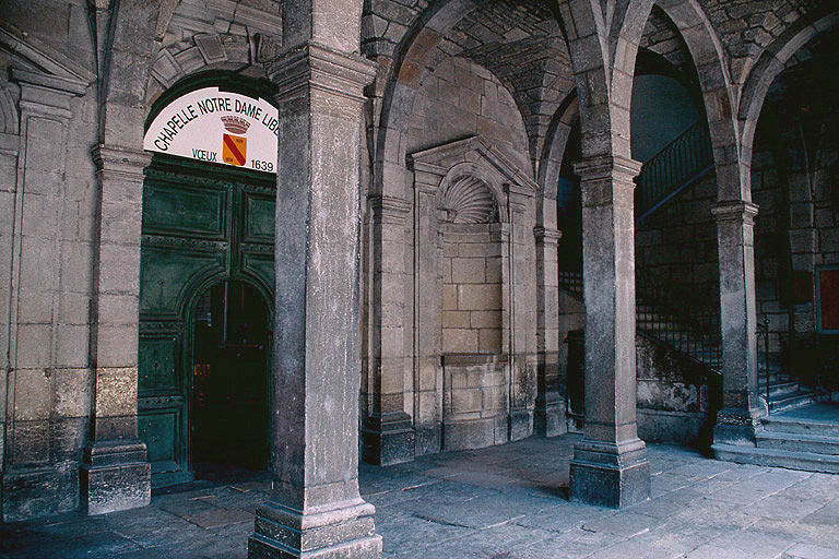 Porche : entrée et escalier de l'hôtel de ville.