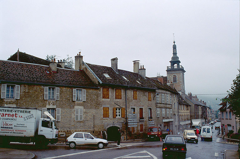 Façades sur rue des bâtiments conventuels et clocher de l'église Saint-Jean-Baptiste.