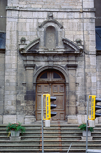 Eglise : façade antérieure : portail.