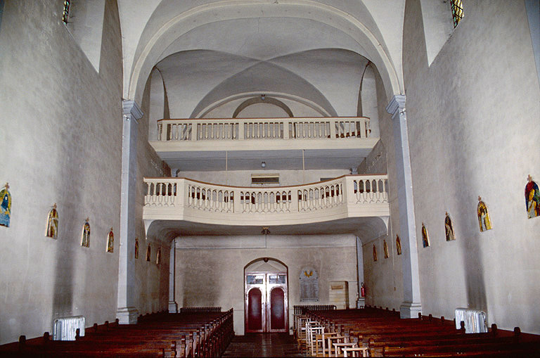 Eglise : nef vue depuis le choeur.