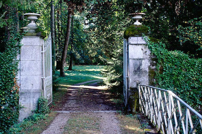 Parc dit "clos des Carmes" : pont et portail d'accès depuis la D 467.