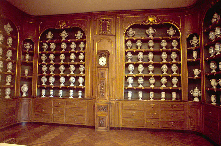 Pharmacie 18ème siècle : côté avec l'horloge.