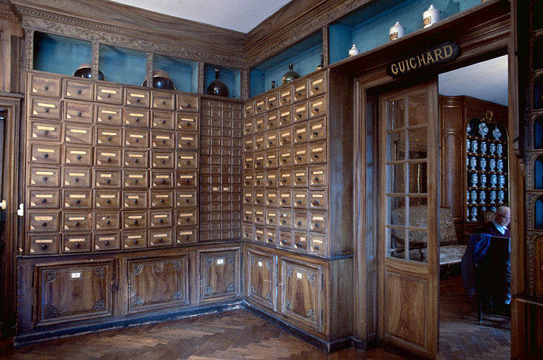 Pharmacie 17ème siècle et passage dans la pharmacie 18ème siècle.