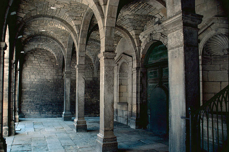 Façade antérieure : galerie du vestibule de l'église et de l'escalier.