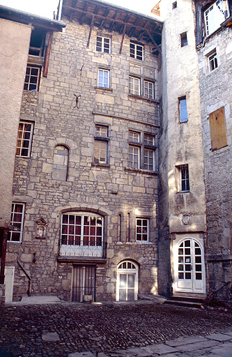 Bâtiment sur rue : façade postérieure avec tour d'escalier.