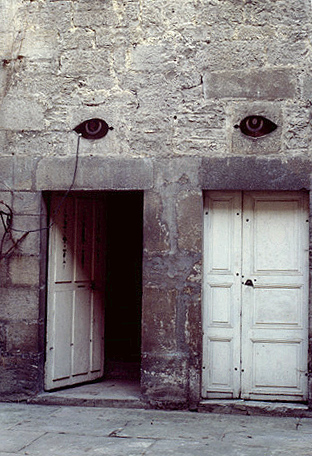 Bâtiment entre cour et jardin : avant-corps central de la façade sur cour : entrée dans l'escalier.