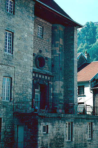 Bâtiment sur rue, façade latérale gauche : porte de la chapelle.