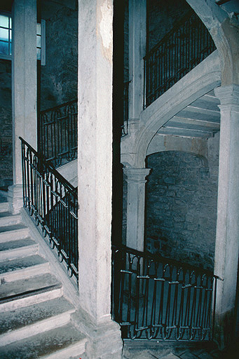 Bâtiment au fond de la cour : premières volées du grand escalier