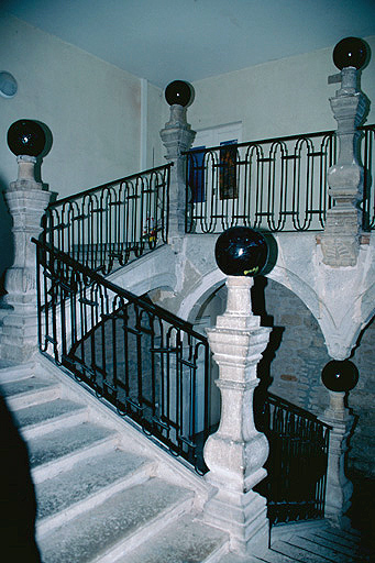 Bâtiment au fond de la cour : volée supérieure du grand escalier