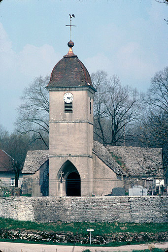 Elévation antérieure avec clocher-porche.