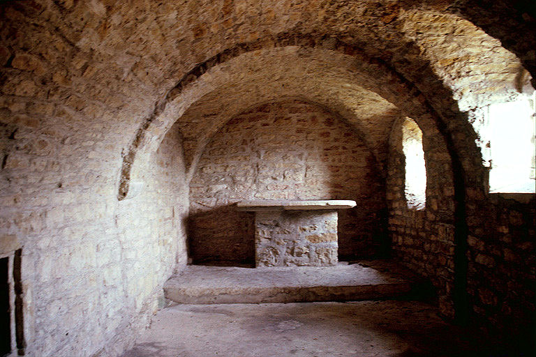 Chapelle : nef et choeur vus depuis l'entrée.
