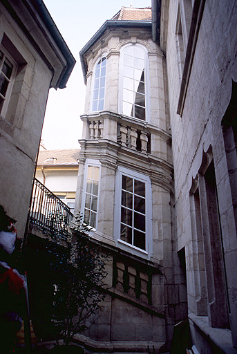 Tour d'escalier sur cour : vue d'ensemble latérale.