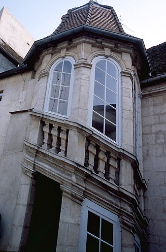 Tour d'escalier sur cour : niveaux supérieurs.