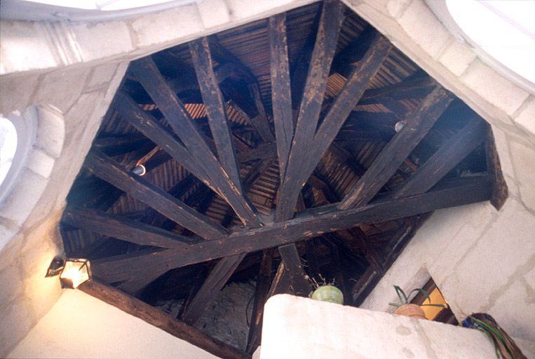 Tour d'escalier sur cour : charpente.