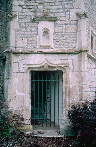 Façade antérieure : porte de la tour d'escalier