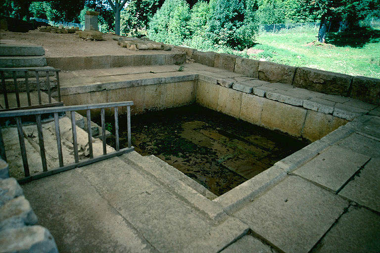 Bassin en plomb au nord où l'eau de la source était filtrée.