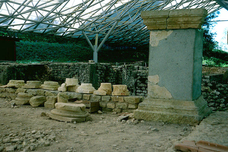 Piédestal et vestiges de colonnes dans la pièce chauffée par hypocauste.